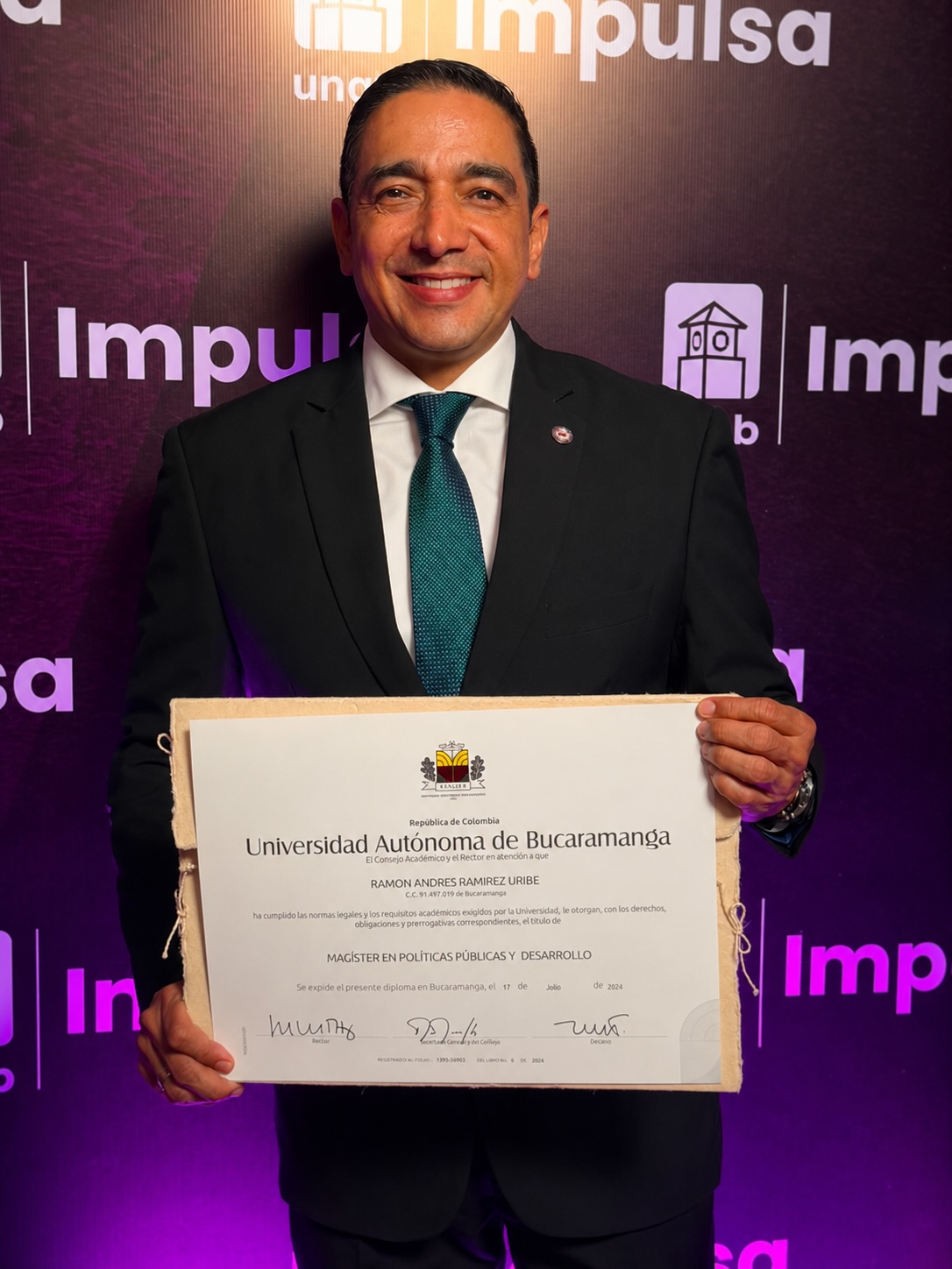 Hoy cierro una etapa que representa esfuerzo, disciplina y muchas horas de estudio.
Con enorme gratitud recibo el título de Magíster en Políticas Públicas y Desarrollo de la Universidad Autónoma de Bucaramanga. Este logro no es solo un reconocimiento académico; es un compromiso aún mayor con el servicio público y con el desarrollo de nuestro departamento.
Nada de esto tendría el mismo significado sin el apoyo incondicional de mi familia, que ha sido mi mayor fortaleza en cada paso del camino. Este logro también les pertenece.
Seguir preparándome es la mejor manera de servir con conocimiento, responsabilidad y visión a los santandereanos. Porque aprender nunca termina cuando el propósito es construir un mejor futuro para todos.
