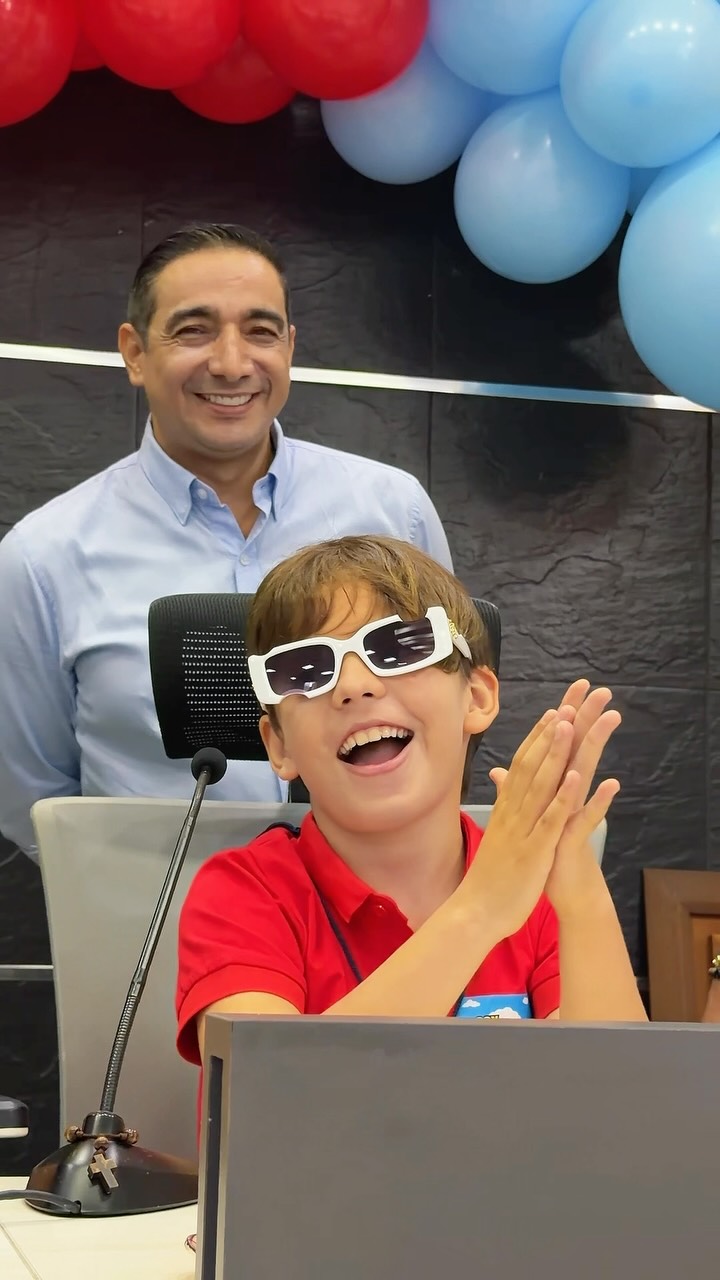 Hoy la curul tuvo un protagonista muy especial. 💚
Thiago, con solo 8 años, nos recordó que el Santander que soñamos se construye con más educación, más deporte y más oportunidades para nuestros niños.
Escuchar su voz también es construir el futuro.
#SoyRamón #NiñoDiputado #Santander