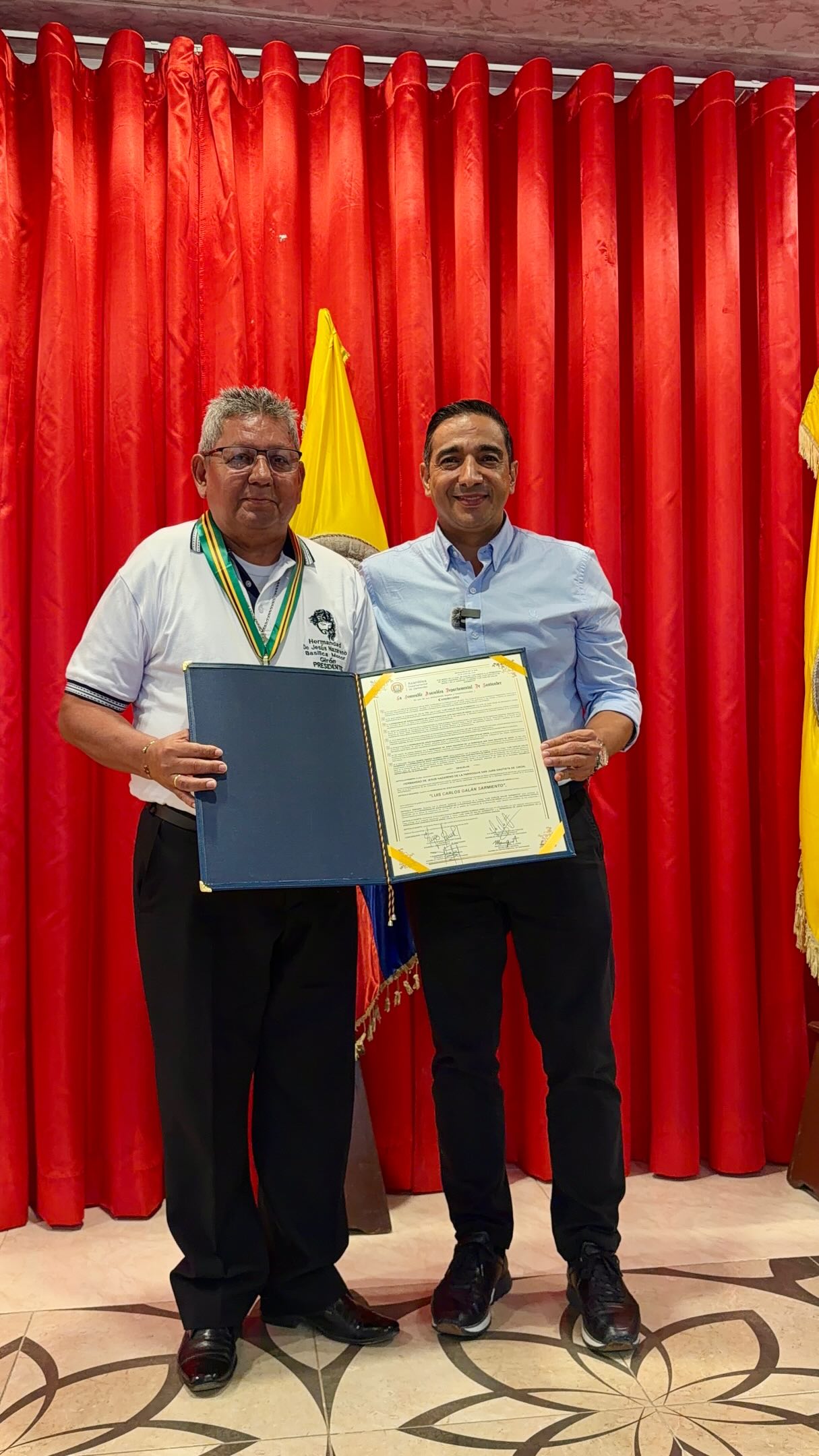 La historia de un pueblo también se construye honrando a quienes mantienen vivas sus tradiciones.
Tuve el honor de entregar la Orden Luis Carlos Galán a la Hermandad de Jesús Nazareno de la Parroquia San Juan Bautista de Girón, un reconocimiento a su invaluable aporte a la fe, la cultura y el patrimonio de nuestro departamento.
Gracias por preservar una tradición que une generaciones y fortalece nuestra identidad santandereana.
#SoyRamón #Girón #Santander #JesúsNazareno #OrdenLuisCarlosGalán